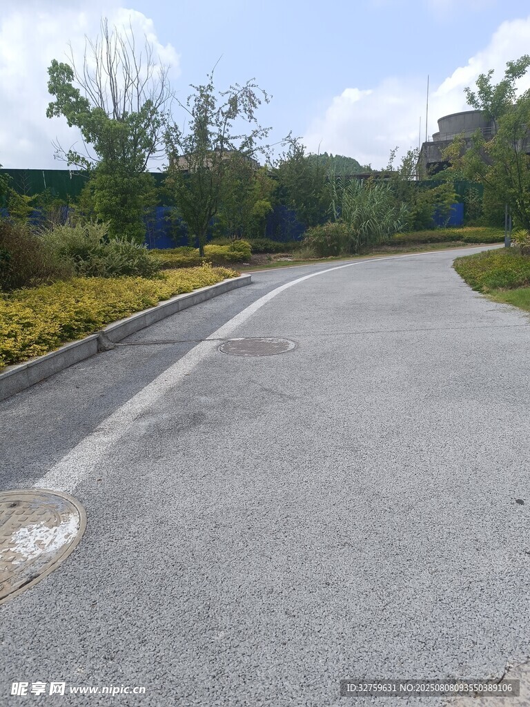 寬闊平坦的戶外道路