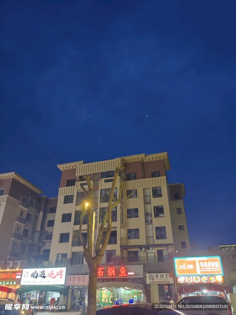 夜幕下的街邊商業(yè)建筑