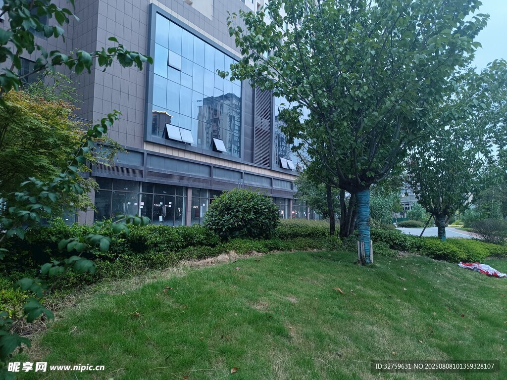 現(xiàn)代建筑旁的綠意景觀