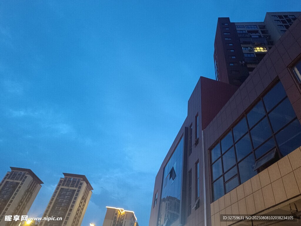 城市高樓與藍(lán)天景致