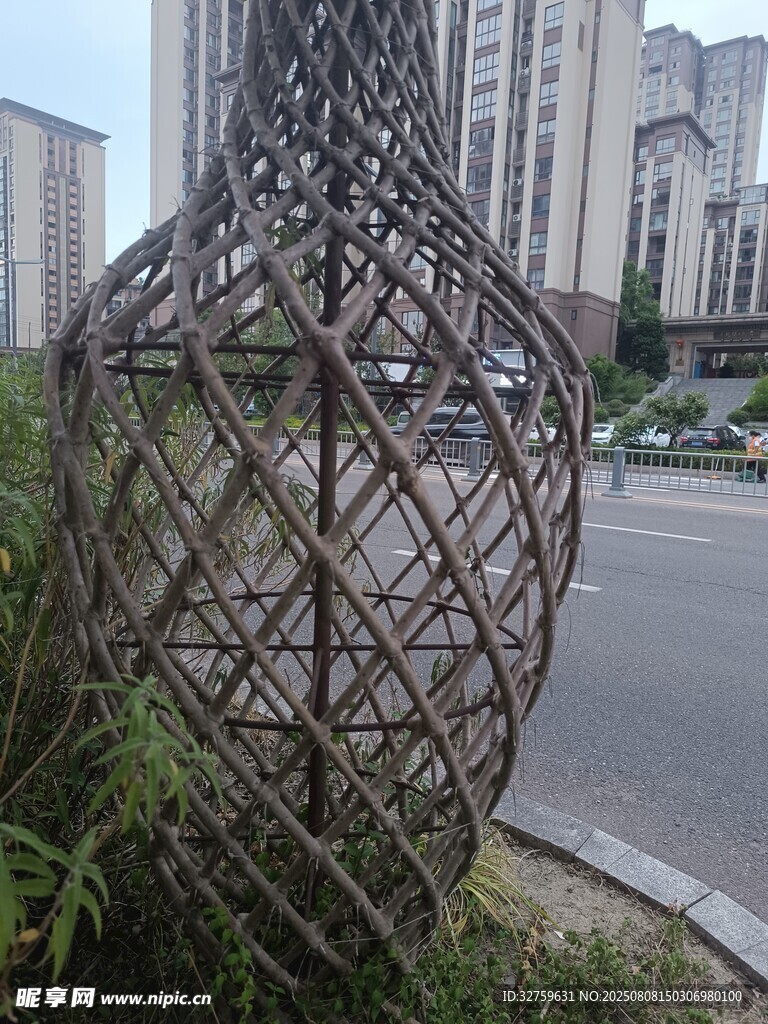 城市路邊的金屬編織雕塑