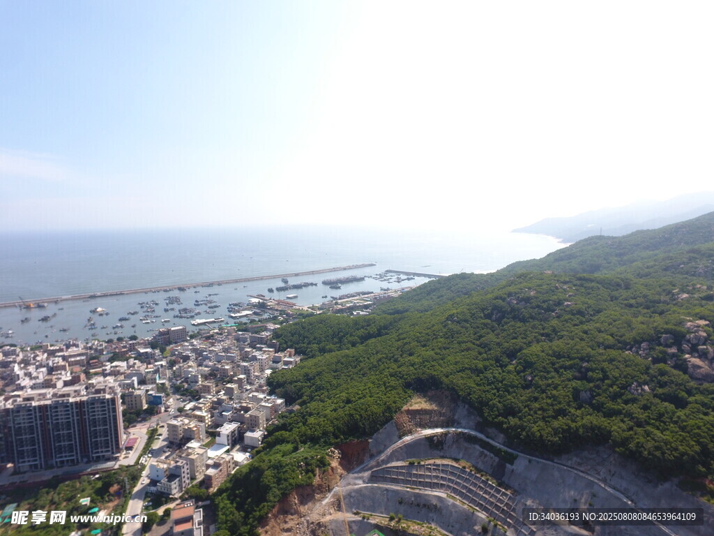 俯瞰山海相依的美麗城鎮(zhèn)