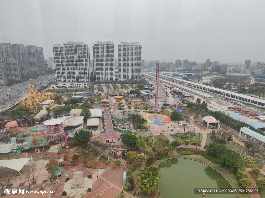 城市景觀中的多彩公園一角
