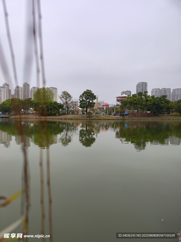 湖畔城市景觀倒影