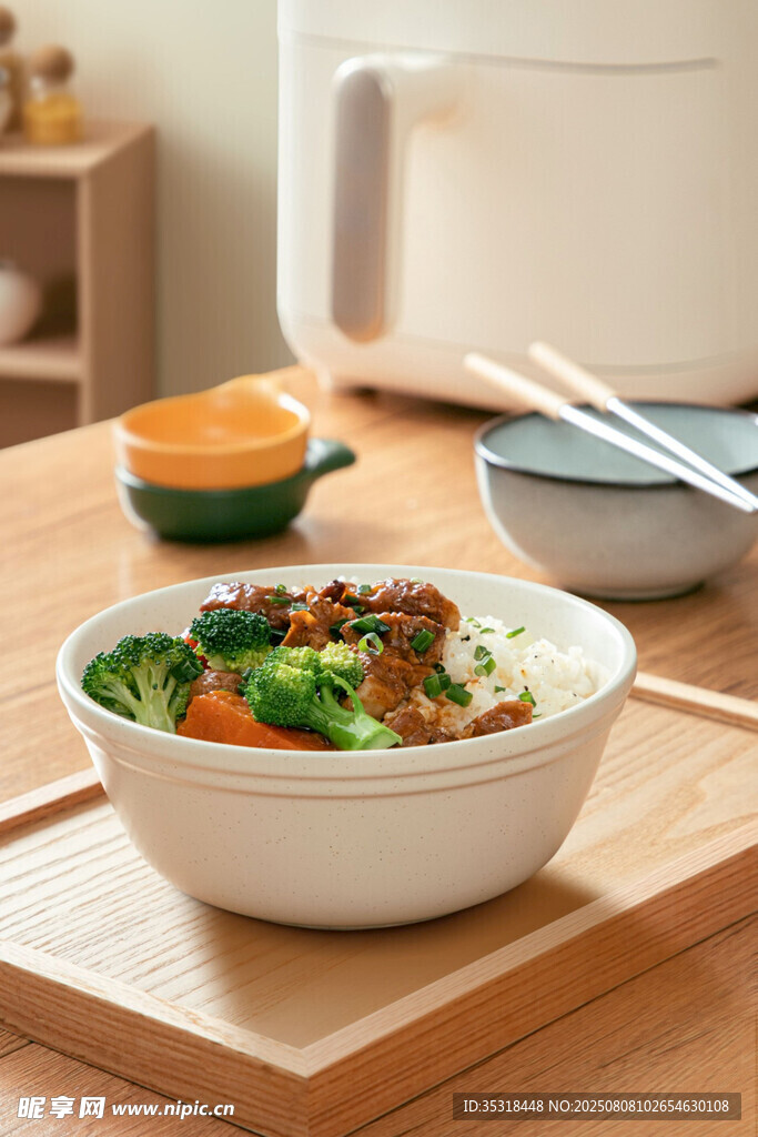美味家常蓋澆飯擺拍畫面