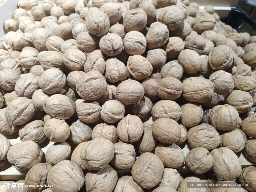 大量核桃堆疊