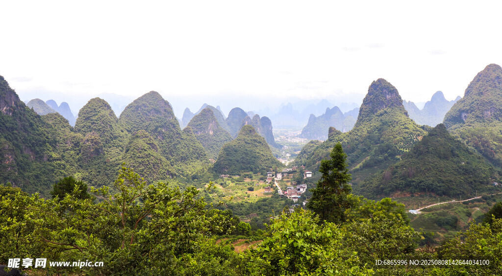 秀麗山巒間的蔥郁景致