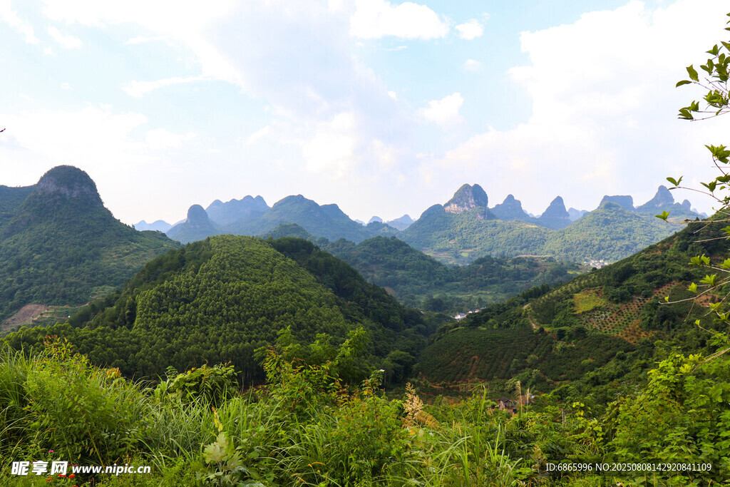 青山綠野間的秀麗山巒