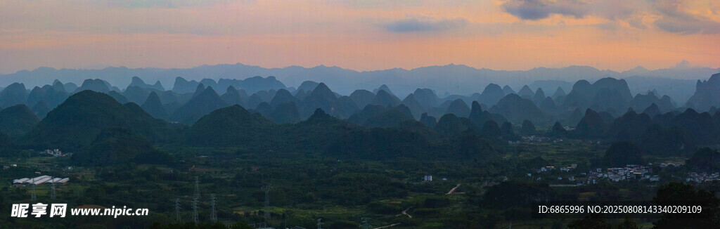 黃昏下的山林景色