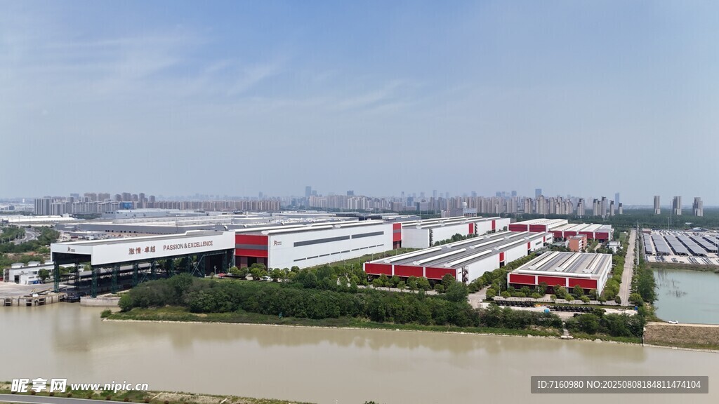 俯瞰大型工廠建筑群