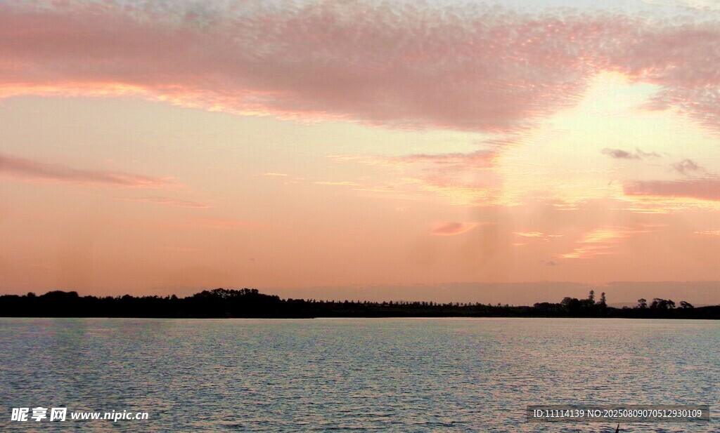 夕陽下的寧靜海面