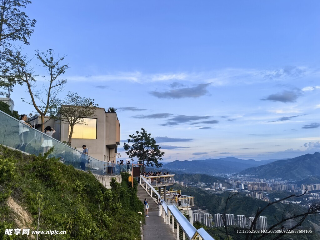 山頂觀景臺(tái)俯瞰城市美景