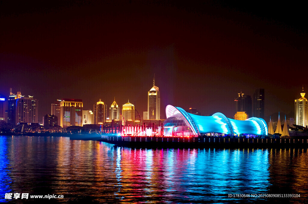 璀璨夜景中的多彩水上建筑