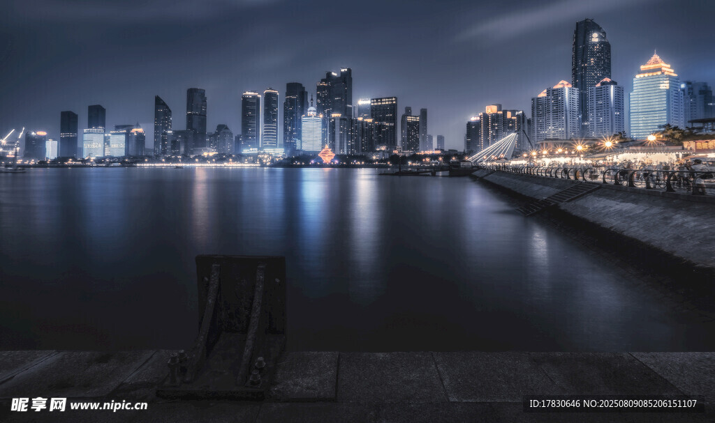 城市夜景下的靜謐河畔