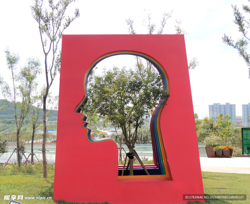 紅色創(chuàng)意頭像雕塑景觀