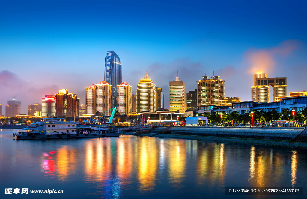 海濱城市璀璨夜景風(fēng)光