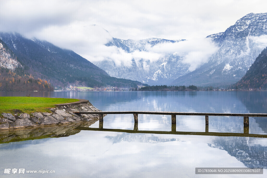 寧靜湖畔雪山美景