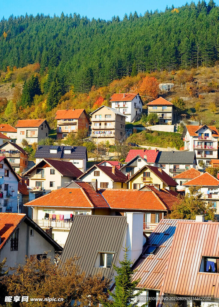 山間紅頂村落美景