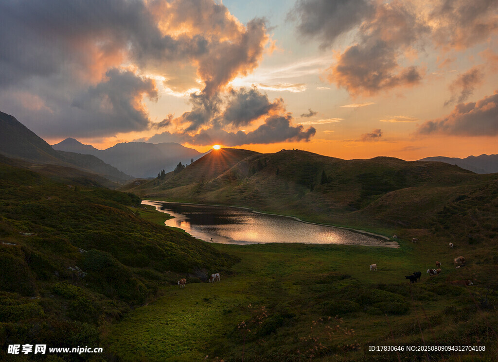 山間湖畔壯麗日落美景