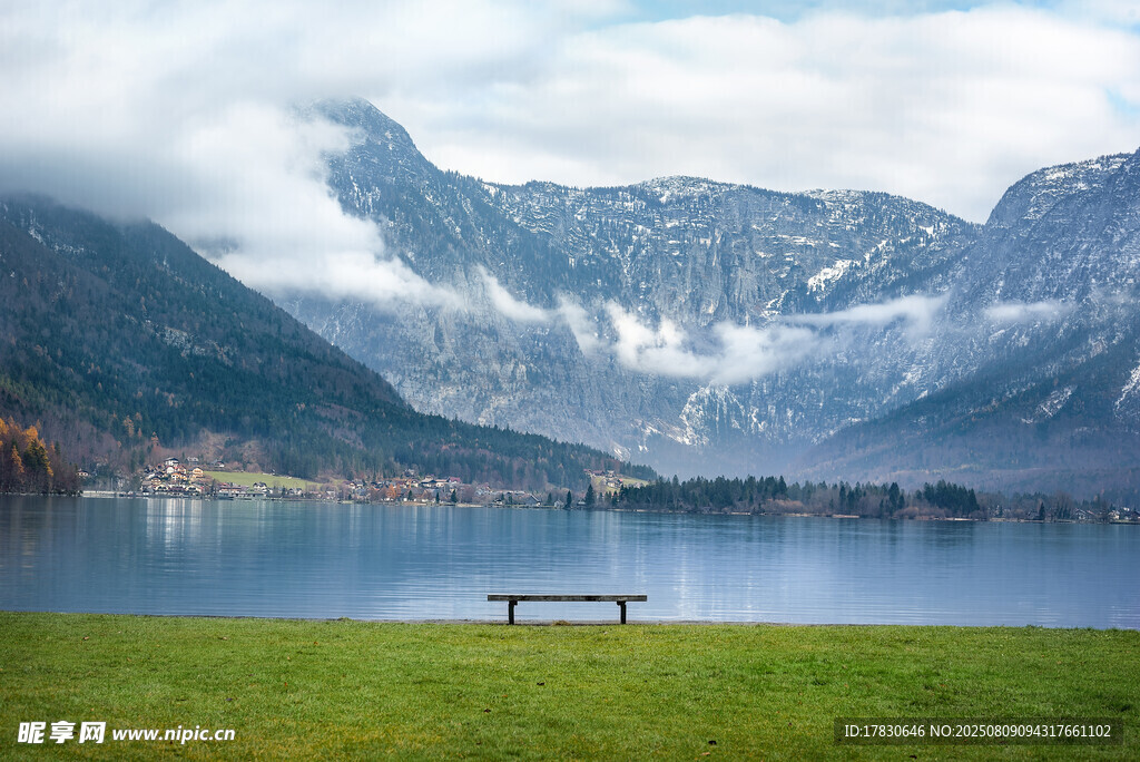 湖畔長椅旁的山水美景