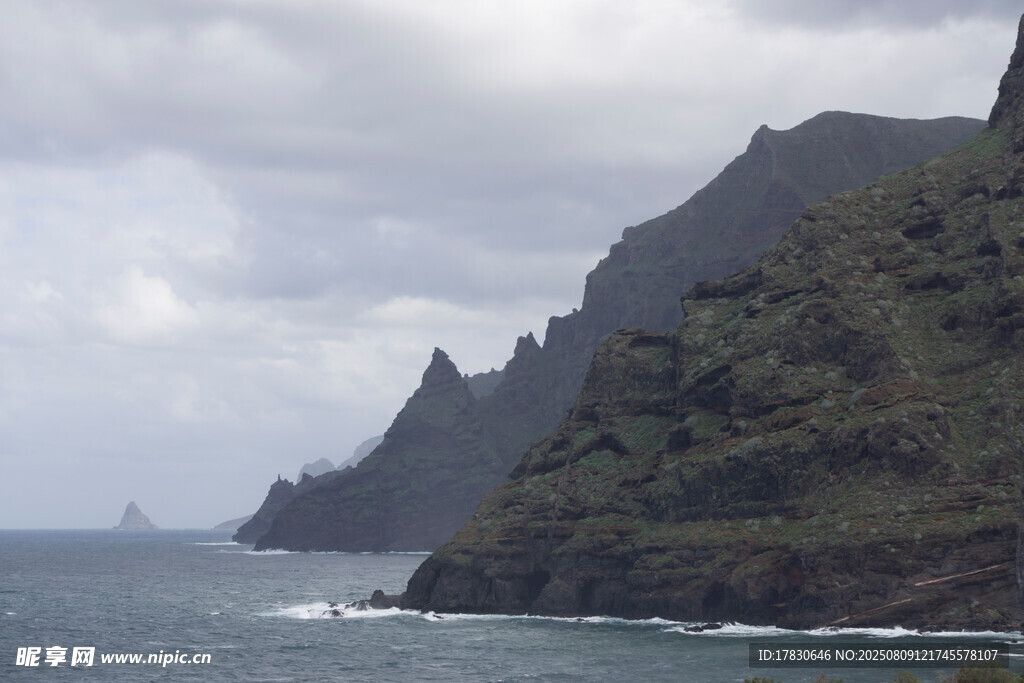 海邊峻峭山巒風(fēng)景