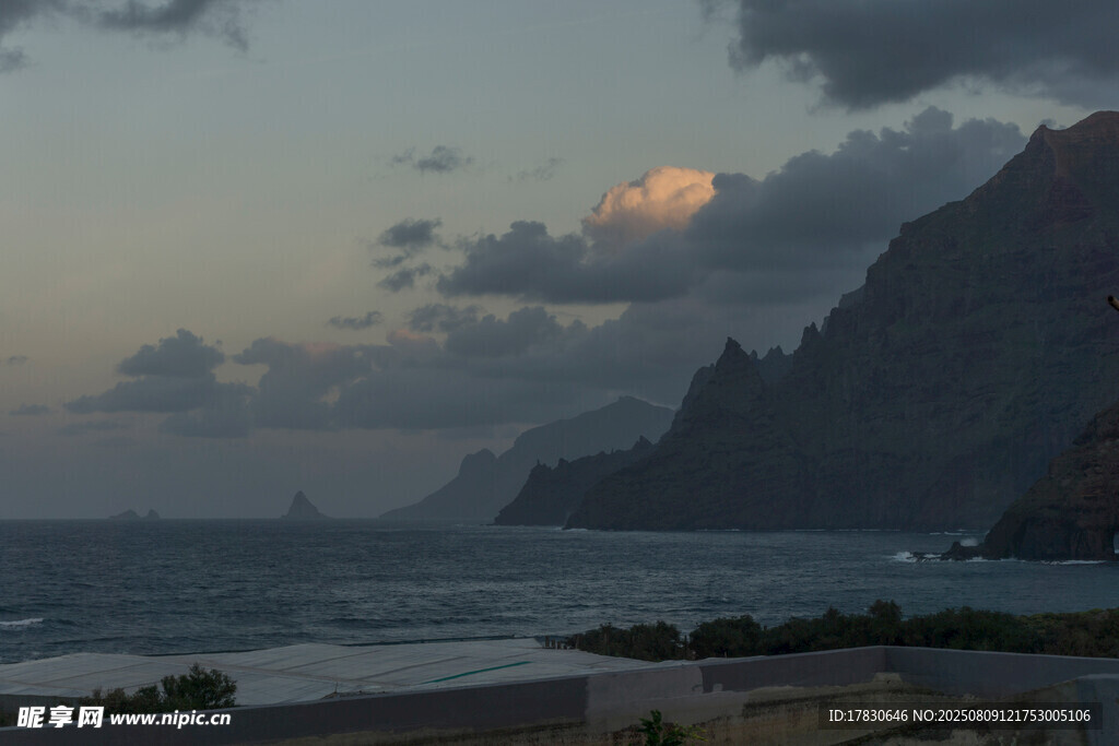 海邊黃昏下的壯麗山景