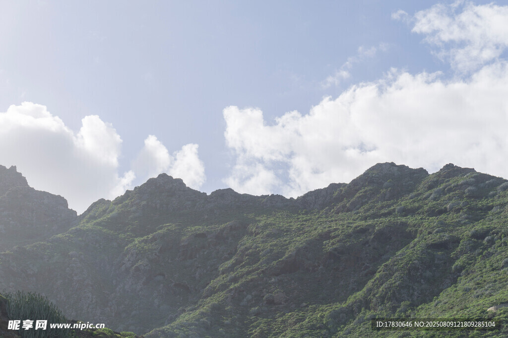 青山藍天間的秀麗山景