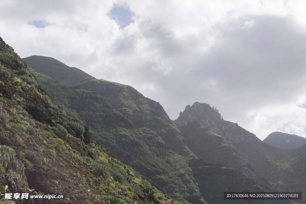 壯麗山巒與云霧景觀