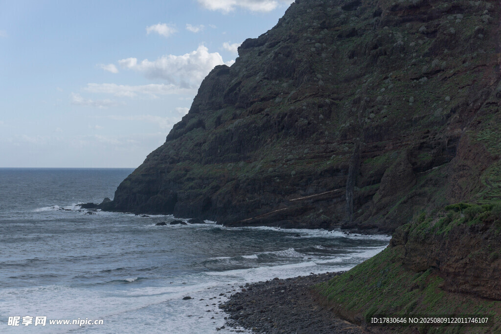 海岸邊的陡峭山崖美景