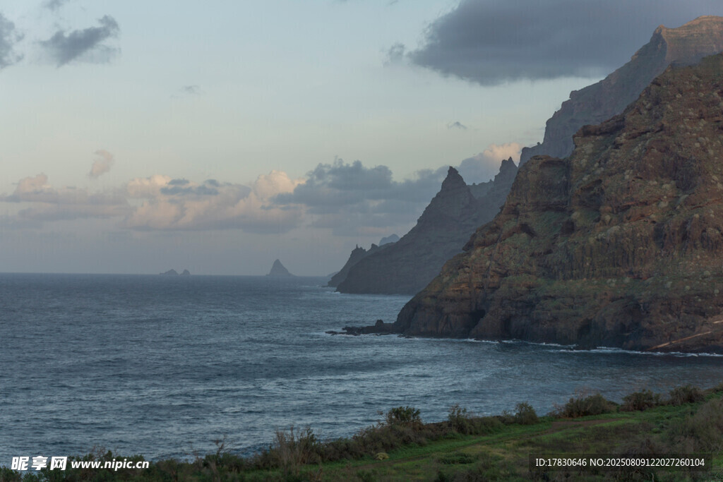 海邊山巒暮色美景