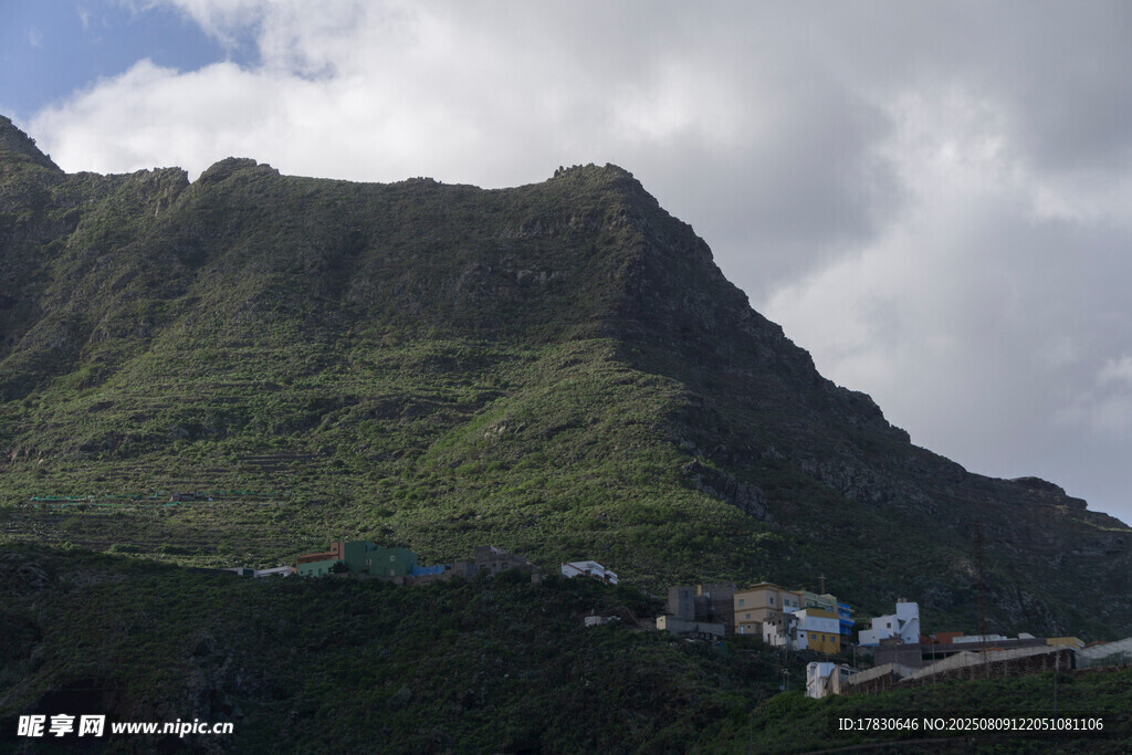 青山云霧下的山間景致