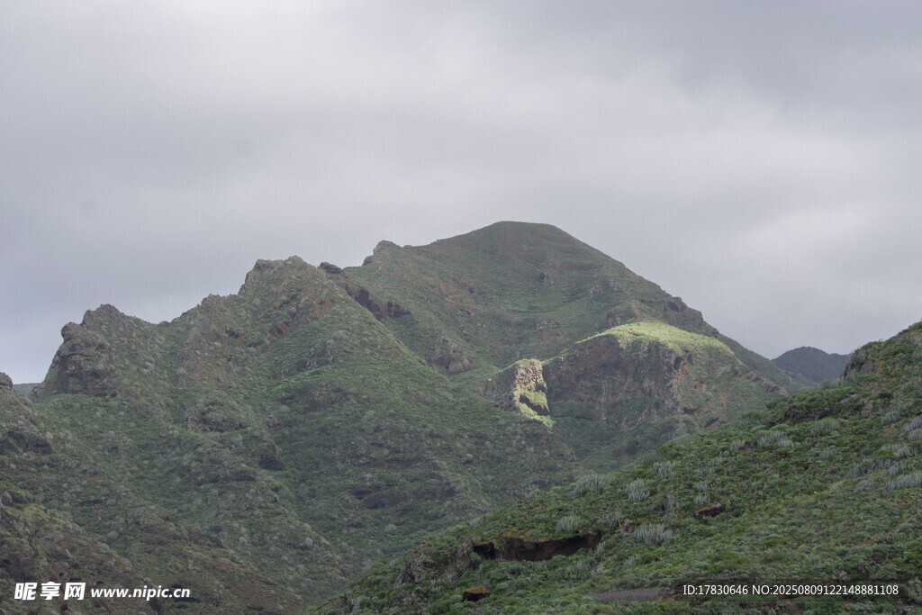 翠綠山巒云霧間美景