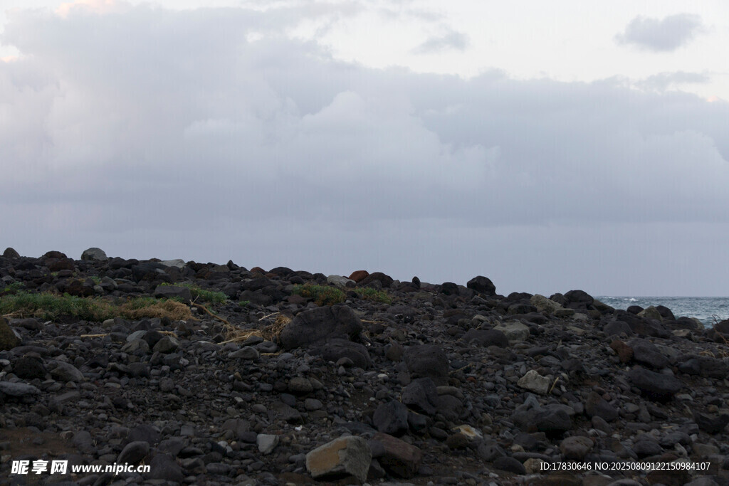 海邊黑色火山巖景觀