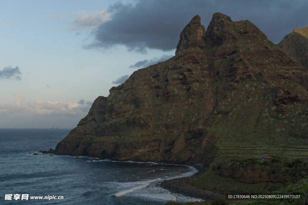 海邊峻峭山峰壯麗景觀
