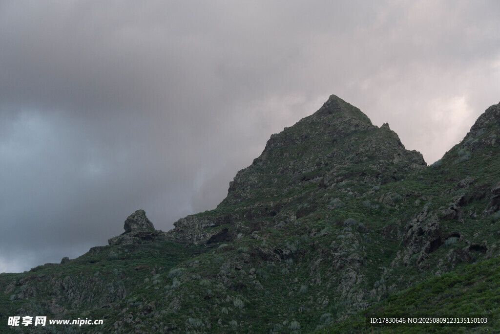 云霧繚繞的峻峭山峰