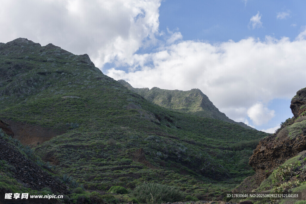 壯麗山巒與藍(lán)天白云美景