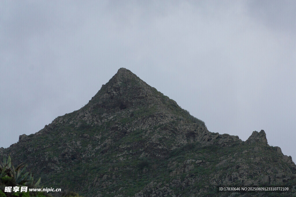 巍峨山峰云霧間