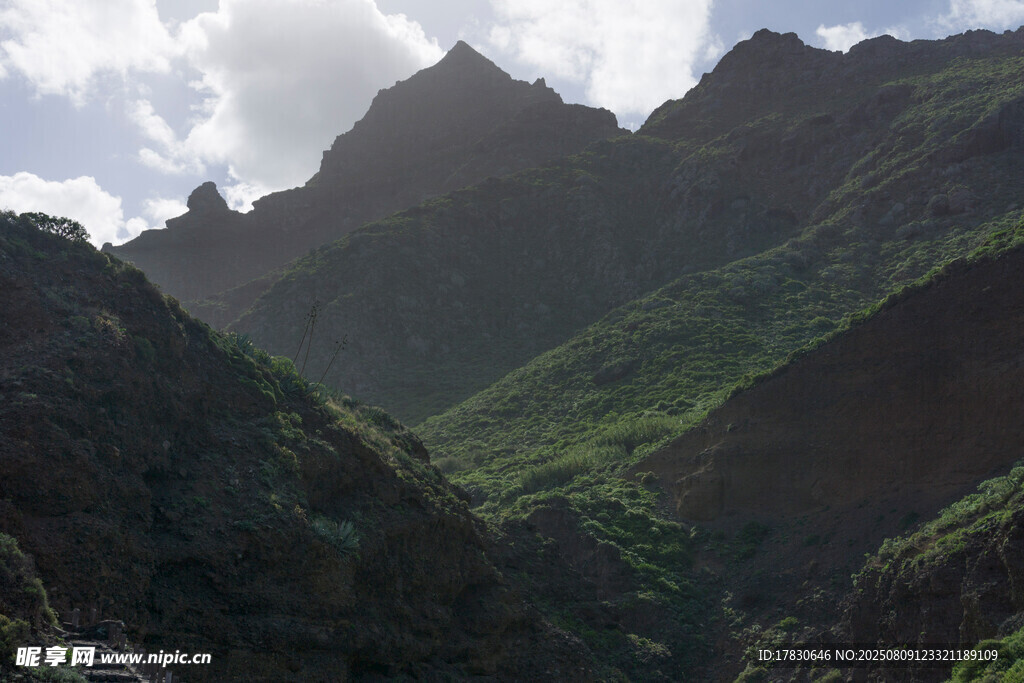 翠綠山巒間的壯麗風(fēng)景