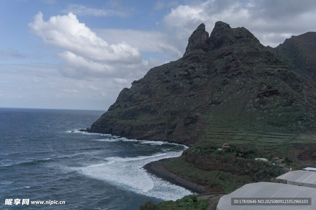 海岸邊的壯美山巒與大海