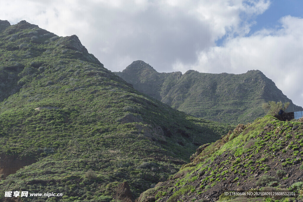 翠綠山巒與藍(lán)天白云美景