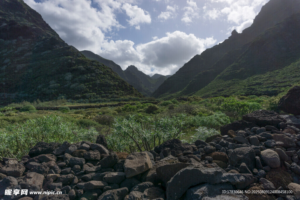 山間草地與嶙峋巖石景觀