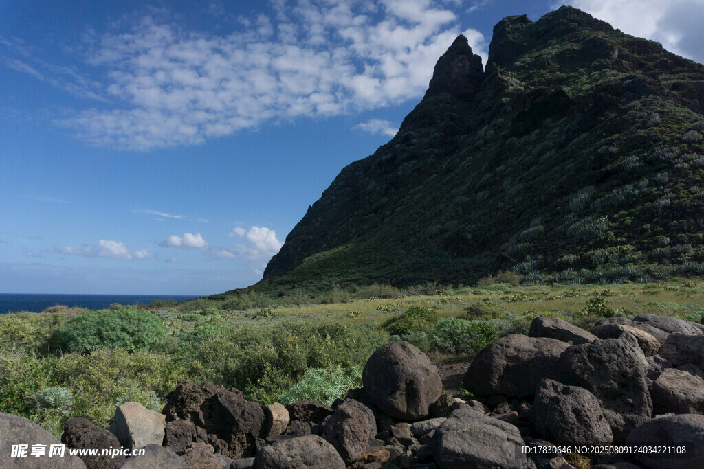 海邊峻峭山峰與巖石景觀