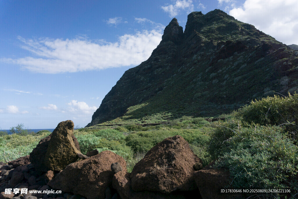 巍峨青山與巖石景觀