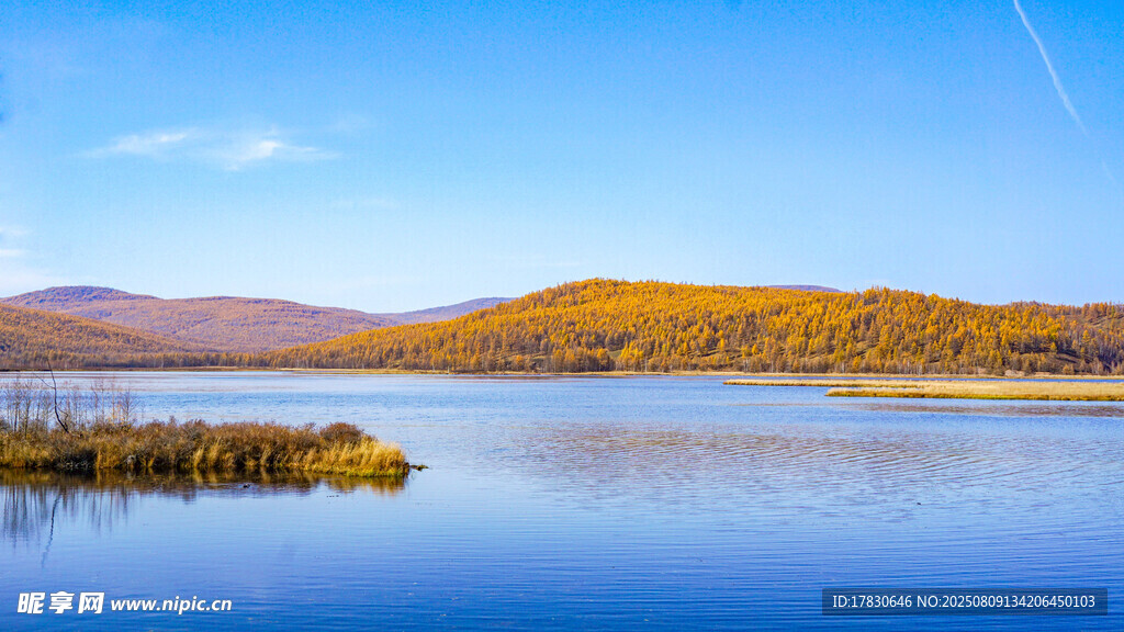 秋日湖畔美景