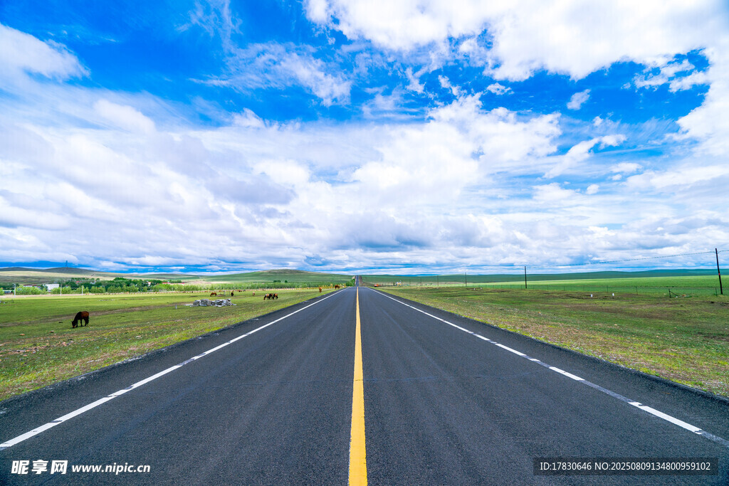 寬闊公路伸向遠(yuǎn)方
