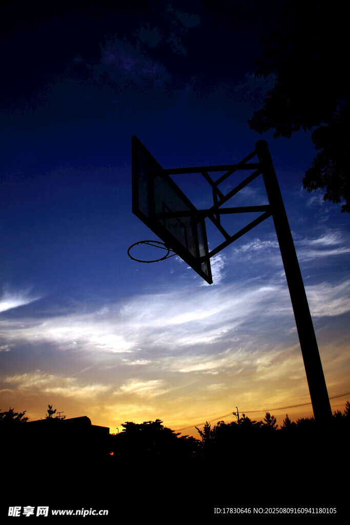 夕陽下的籃球架剪影