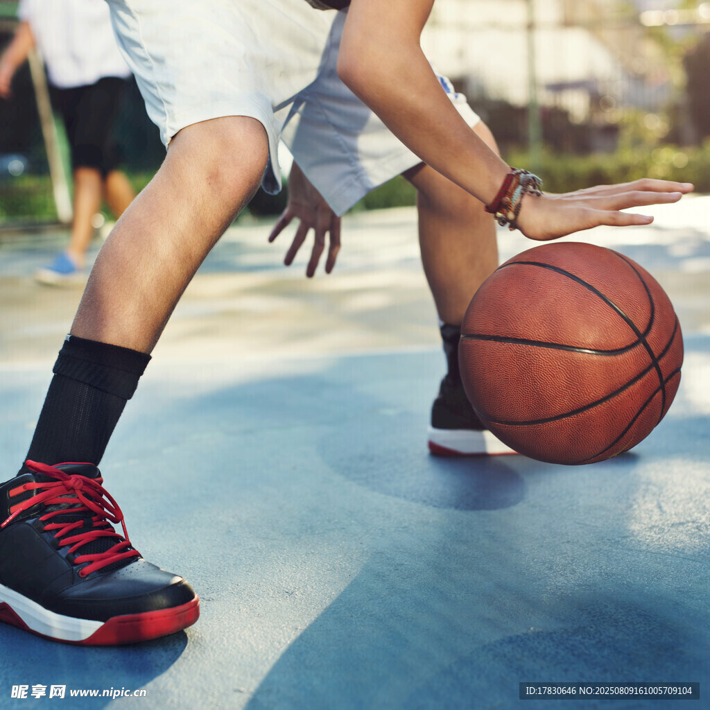 籃球運動員賽場控球瞬間