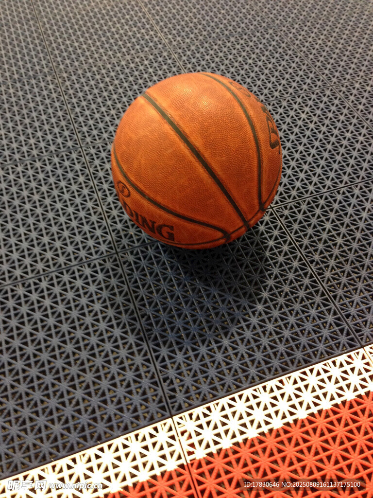 籃球置于多彩拼接地面上