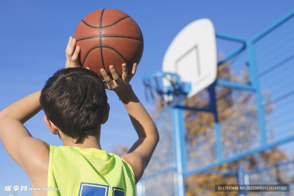 少年專注準(zhǔn)備投籃球
