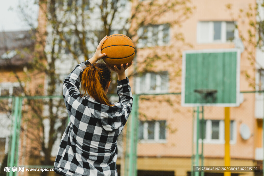 女孩戶外籃球場投籃瞬間